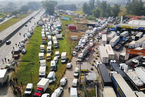 A Greve Dos Caminhoneiros De O Movimento Que Parou O Brasil