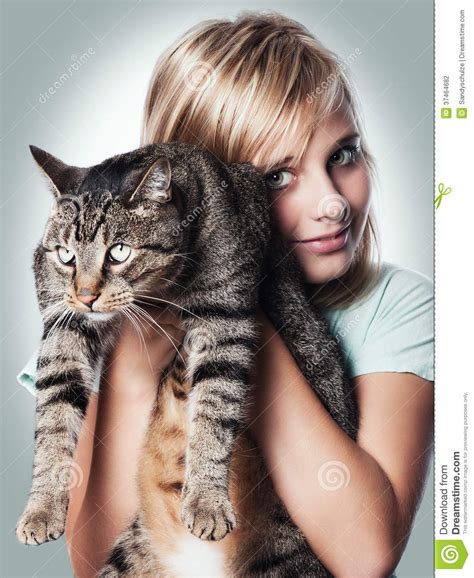 Jeune Fille Avec Le Chat Photo Stock Image Du Adolescent 37464682