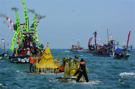 Tradisi Larung Laut Bentuk Syukur Suku Jawa Atas Hasil Alamnya