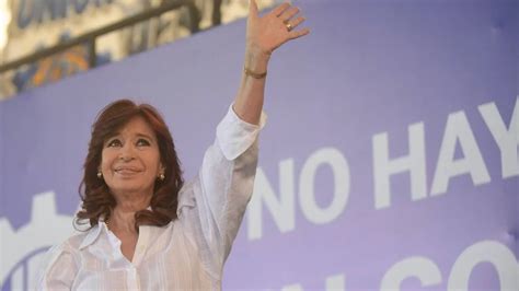 Tras El Anuncio Del Presidente Cristina Kirchner Reaparece En Un Acto