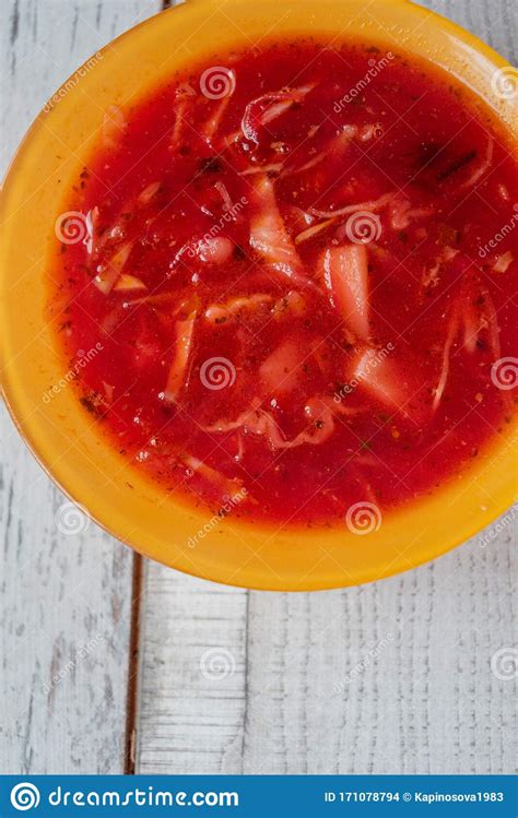 Borscht Tradicional Ucraniano De Verduras En El Antiguo Fondo De Madera