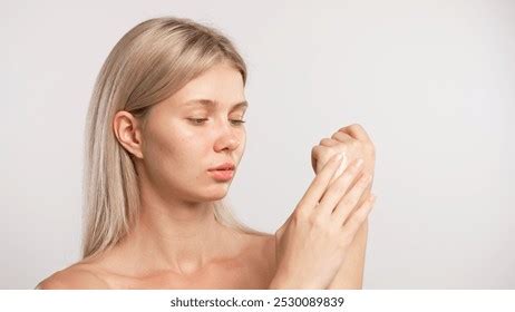 Thousand Jeune Femme Blonde Nue Qui Se Doigte Royalty Free Images Stock Photos Pictures