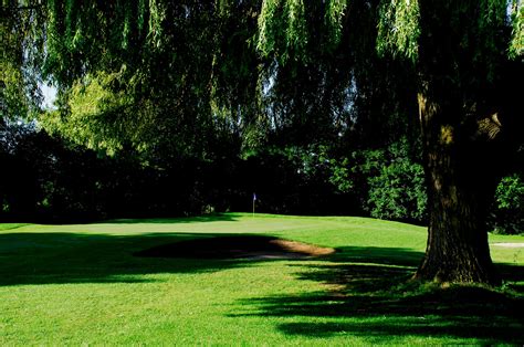 Pro players explain the difficult layout of the rolling hills golf course 24