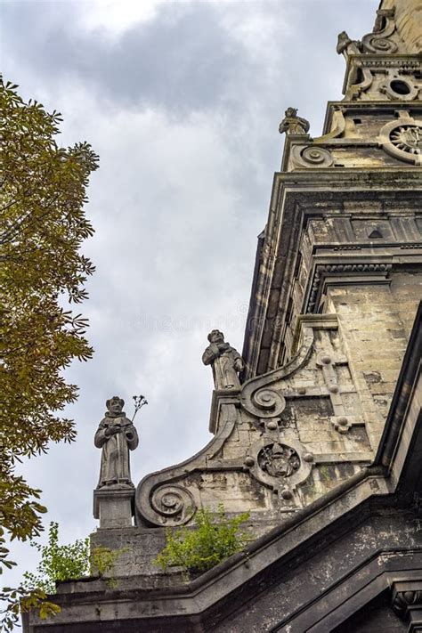 Skulpturen Auf Dem Dach Der Alten Kirche In Lemberg Bernardine Kirche