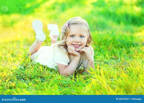 Enfant De Sourire Mignon Heureux De Petite Fille Se Trouvant Sur L