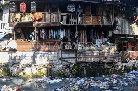 Sungai Ciliwung Penuh Sampah Antara Foto