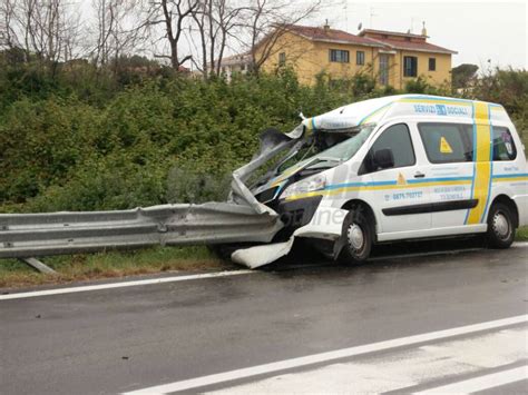 Termoli Incidente Sulla Statale L Auto Della Misericordia Finisce