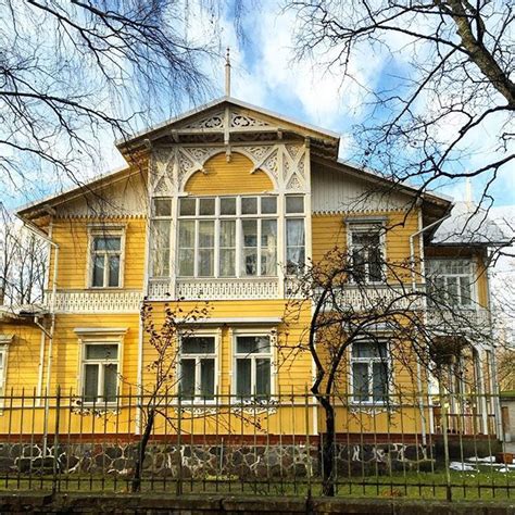Yellow house Parnu, Estonia Дом на фото даже с в безликое время года ...