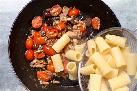 Pasta Con Sgombro Pomodorini E Olive La Ricetta Del Piatto Veloce E