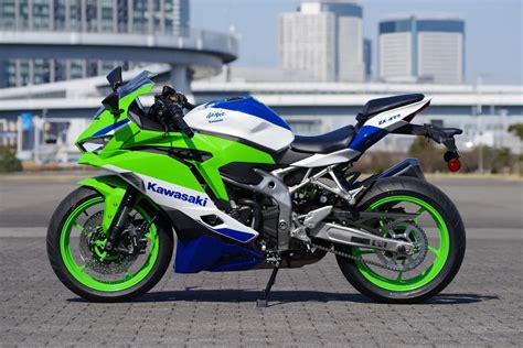 Legendary And Nostalgic Top Gun Colors And ZXR Replicas Also Kawasaki