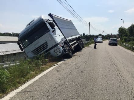 FELETTO Cede La Banchina Il Camion Carico Di Ferro Resta In Bilico