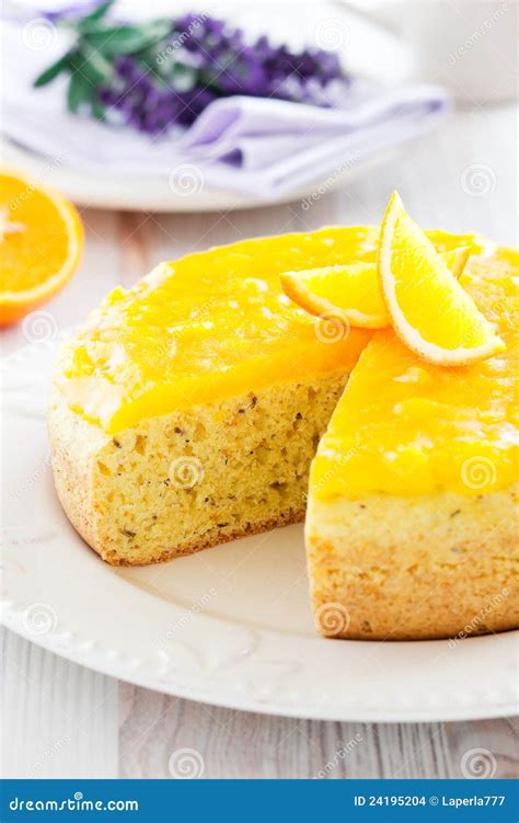 Bolo Da Laranja E Da Alfazema Foto De Stock Imagem De Doce Placa