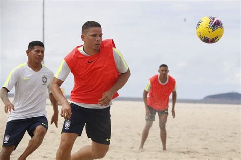 Jogadores potiguares treinam a seleção brasileira de beach soccer