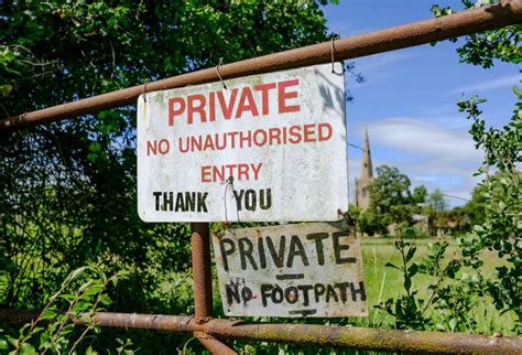 Muestra Privada Improvisada Y Educada Vista Atada A Una Puerta