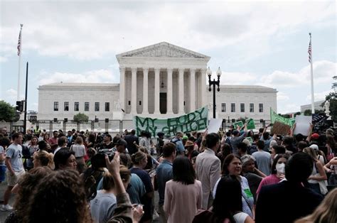 Lágrimas E Desafio Se Misturam Do Lado De Fora Da Suprema Corte Dos Eua