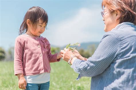 孫を甘やかし、教育方法にも干渉する祖母。どんな対処方法がある？ パパしるべ