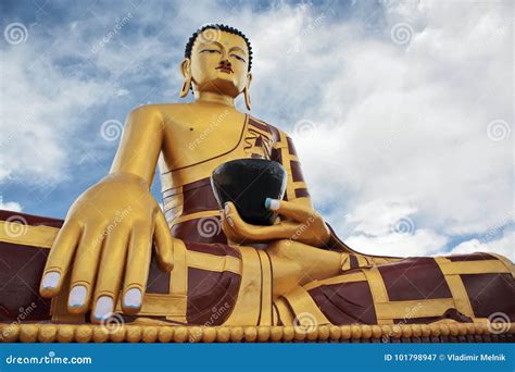 Estatua De Shakyamuni Buda Gautama Imagen De Archivo Imagen De Viento