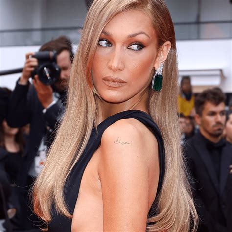 Blonde streaks hair color is trending again for the summer season 2