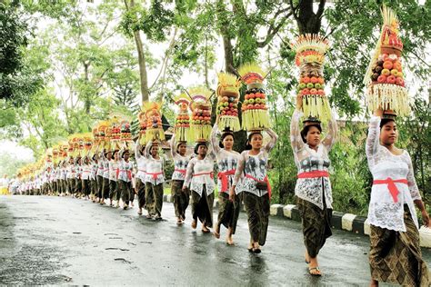 Tradisi Mapeed Tradisi Iring Iringan Dari Bali