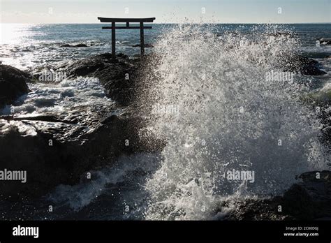 Tori Gate By The Sea With Gushing Waves Stock Photo Alamy