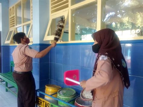 Program Jumat Sehat Dan Jumat Bersih Diikuti Kelompok Dharma Wanita