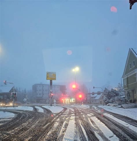 Winter in Wuppertal Schnee und Glätte sorgen für Unfälle und Busausfälle