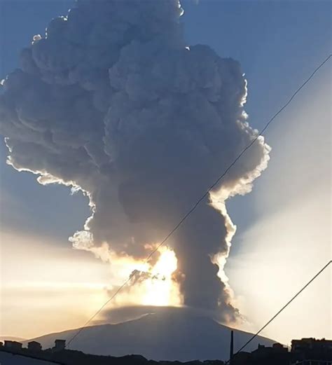 Etna In Eruzione Stamattina Il Parossismo Dell Ultimo Mese