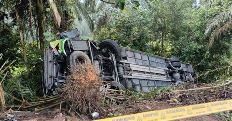 Dua Maut Cedera Kemalangan Babitkan Bas Bawa Rombongan Guru Treler