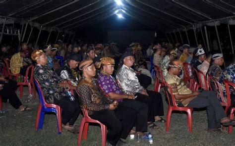 Prajurit Kolatmar Turut Serta Saksikan Pagelaran Wayang Kulit Hut Tni