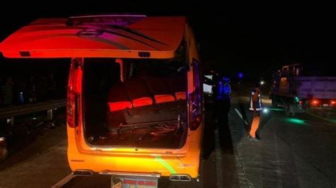 Diduga Sopir Mengantuk Minibus Bawa Orang Tabrak Truk Tronton Parkir