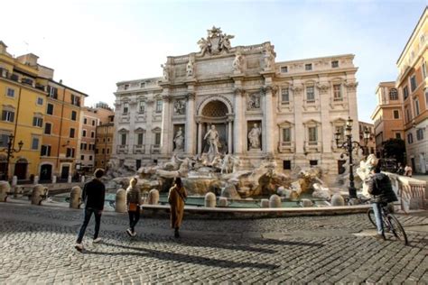 Roma Ancora Un Turista Che Si Tuffa Nella Fontana Di Trevi Radio Colonna