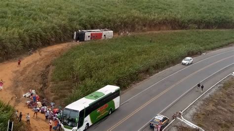 Ônibus romeiros vindos de Juazeiro do Norte capota em Alagoas