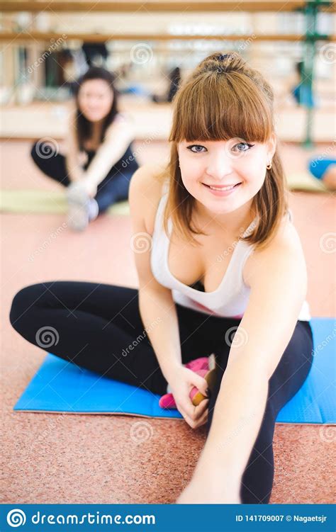 Grupo De Pessoas No Gym Em A Que Estica A Classe Imagem De Stock