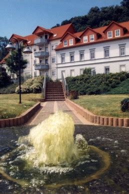 Blick über den Brunnen im Stadtpark zur ehemaligen Weihmühle Zmulna de