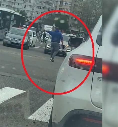 VIDEO Imagini virale din Constanța cu un șofer care dirijează