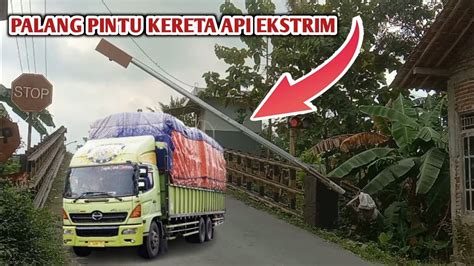 HATI HATI PALANG PINTU KERETA API EKSTREM KEDUNG BENER JALAN