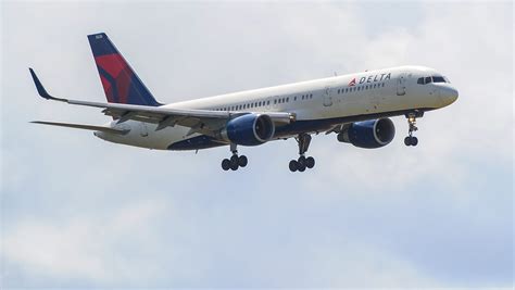 Plane rides off runway at Lexington Blue Grass Airport