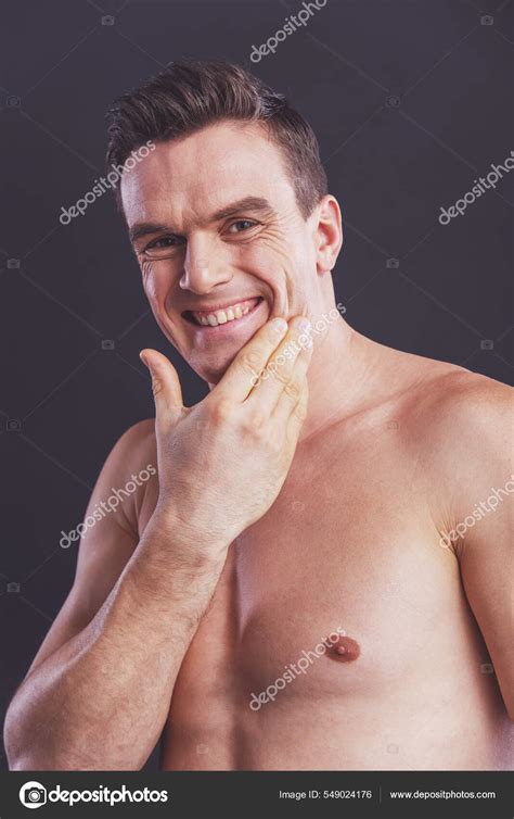 Retrato Belo Homem Tocando Seu Rosto Raspado Olhando Para C Mera Fotos