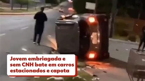 Jovem embriagada e sem CNH bate em carros estacionados e capota veículo