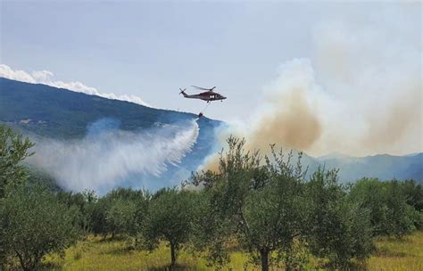 Vasto Incendio Di Vegetazione Nel Teramano Richiamato Anche Personale