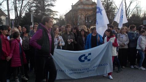 Protest vaspitačica u Vrbasu Kasne nam plate borimo se za ličnu