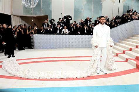 Bad Bunny es una visión de blanco en la MET Gala 2023 con un traje y