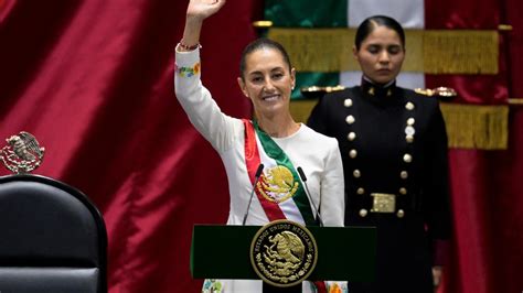 Claudia Sheinbaum eligió un vestido blanco con bordados típicos