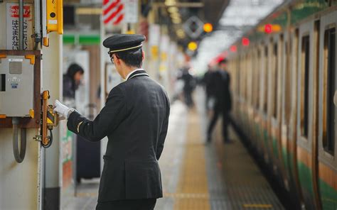 多目的トイレで性行為、駅員をワナにかける鉄オタ駅員が目撃した「本当にヤバい乗客」 文春オンライン