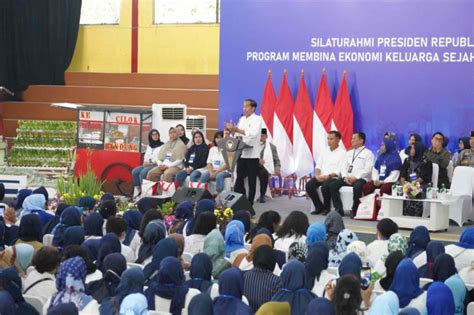 Nasabah Mekaar Ini Dipuji Jokowi Karena Disiplin Bayar Angsuran