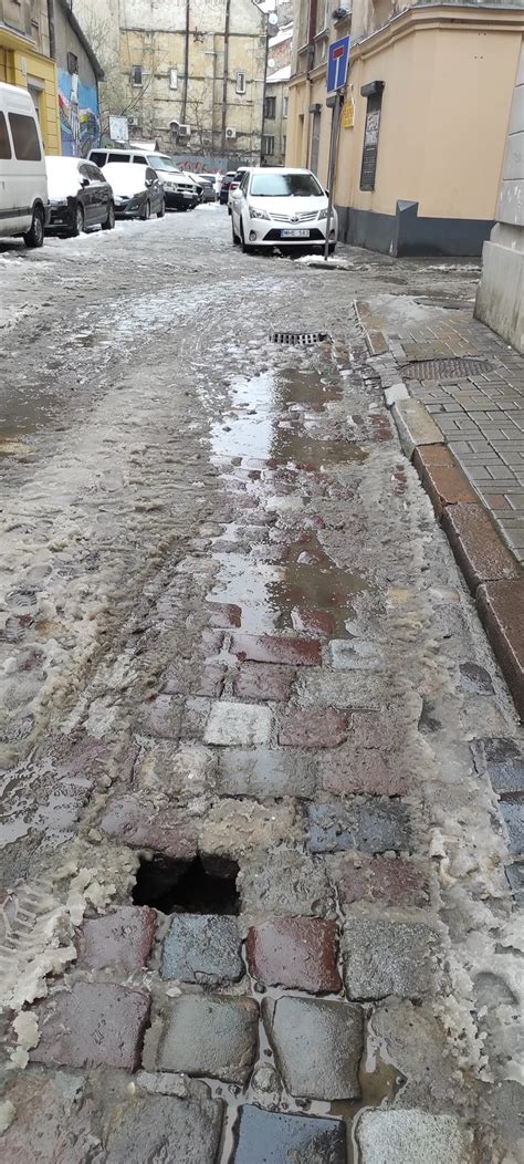 На центральній вулиці Львова підмило бруківку: може провалитись авто ...