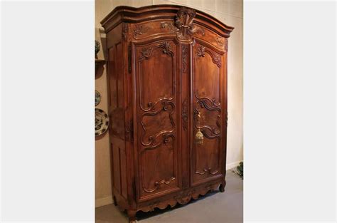 Armoire Lyonnaise en Noyer 18ème Siècle Biron