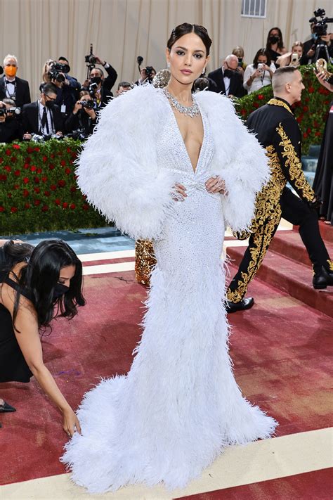 Eiza González En La Met Gala 2022 Con El Vestido Blanco Más Brillante