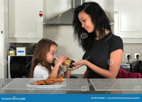 Madre Joven Y Su Hija Que Desayunan Imagen De Archivo Imagen De