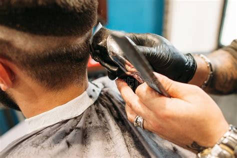 Barber Hairstylist Making Haircut Para El Cliente Del Hombre Imagen De